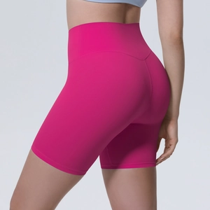 Vue détaillée du short de yoga fuchsia taille haute avec couture effet fessier