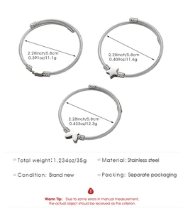 Set de tres pulseras de cable en acero inoxidable con dijes de mano de Fátima y mariposa