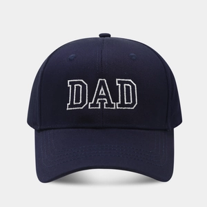 Detalle del bordado blanco DAD en una gorra de béisbol de algodón azul marino