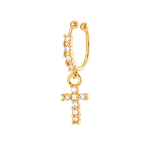 Manchette d'oreille dorée avec pendentif croix et zircons brillants sur fond blanc