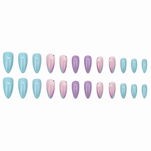 Faux ongles amande pastel avec motifs floraux en nuances bleu, violet et rose