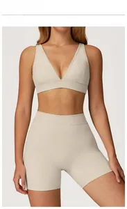 Détail du soutien-gorge de sport à col en V et du short taille haute en abricot avoine