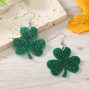 Detailansicht der grünen Glitzer-Ohrringe in Kleeblatt-Optik für den St. Patrick's Day
