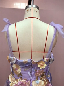 Détail des broderies florales 3D colorées et de la fermeture invisible sur robe violette