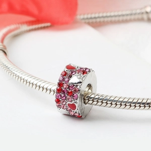 Perle charm en argent avec cristaux rouges et roses et motifs de cœur sur chaînette