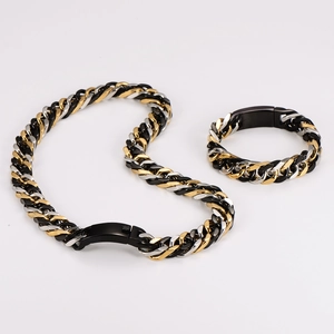 Dettaglio del set collana e bracciale multicolore in nero, oro e argento lucido