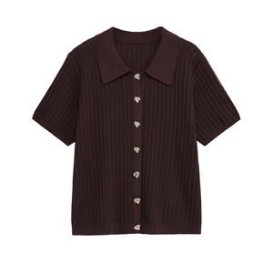 Set coordinato da donna con polo in maglia traforata marrone scuro e pantaloni con bottoni argento