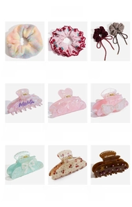 Vue détaillée d'un assortiment de chouchous et de grandes pinces à cheveux colorées