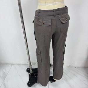 Vue détaillée du dos montrant les poches boutonnées du pantalon cargo gris foncé