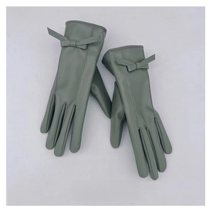 Dettaglio guanti in pelle PU verde salvia da donna con fodera termica e fiocco decorativo