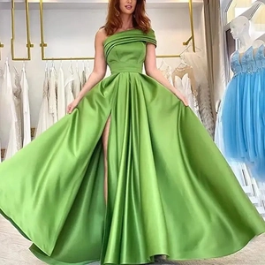 Robe de soirée élégante en satin vert émeraude à une épaule avec fente haute sur la jambe