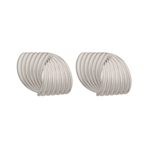 Gros plan de boucles d'oreilles géométriques argentées avec motifs ondulés et plissés