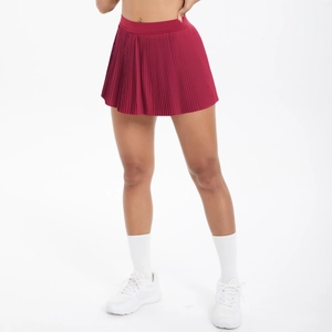 Vue détaillée de la jupe de sport plissée taille haute bordeaux en tissu respirant