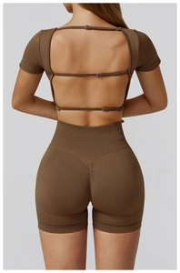Details zum kaffeebraunen nahtlosen Yoga-Set mit offenem Rücken und Metallschallen-Detail