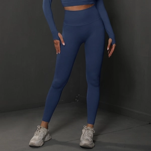 Détail du pantalon de yoga taille haute sans couture et du haut court à manches longues