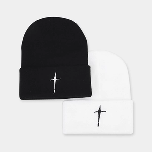 Bonnet en tricot avec broderie croix en noir et blanc pour un look mode décontracté