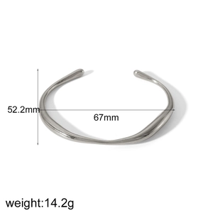 Bracelet jonc ouvert en acier inoxydable poli argenté, dimensions 67mm par 52,2mm