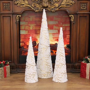 Set di 3 alberi di Natale conici in peluche bianco con eleganti ricami di foglie oro