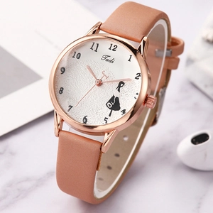 Dettaglio dell'orologio al quarzo oro rosa con cinturino in pelle rosa su marmo