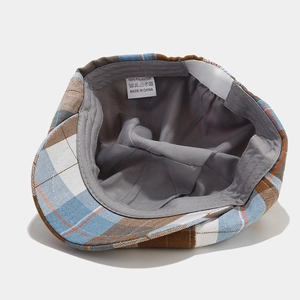 Berretto newsboy classico con motivo a scacchi blu e bianchi e fodera in poliestere grigio