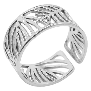 Vue détaillée d'une bague en acier argenté avec motif de plume de feuille évidé