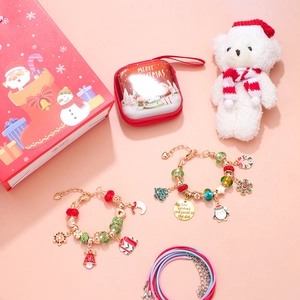 Détails d'un kit de bracelets de Noël DIY avec breloques dorées et perles colorées