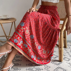 Jupe longue bohème à fleurs rouges avec taille élastique et ourlet à volants étagés