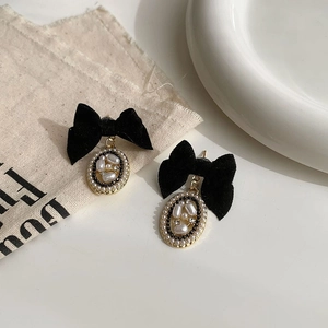 Elegante französische Vintage Ohrringe mit schwarzer Samtschleife und Perlenanhänger