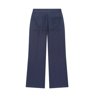 Pantalon large décontracté bleu foncé pour femme avec poches arrière sur fond blanc