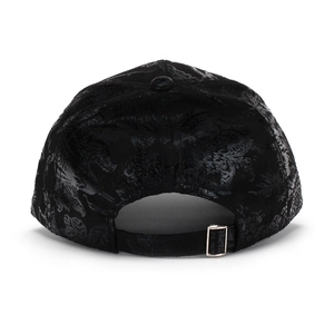 Dettaglio del retro di un cappello nero con tessuto jacquard e fibbia in metallo