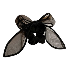 Pince à cheveux élégante avec ruban noir en tulle transparent et tissu texturé uni