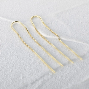 Detailed view of U-shaped golden threader earrings with fine box chain and bar design