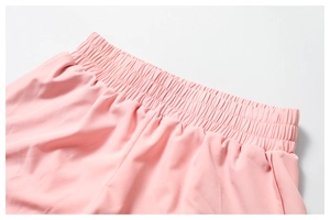 Détail de ce short de yoga rose avec taille haute élastique et tissu lisse de qualité