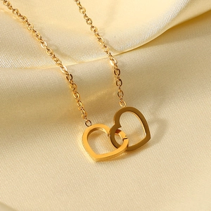 Collana con pendente a doppio cuore in acciaio inossidabile placcato oro 18K