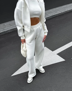 Gros plan détaillé d'un ensemble trois pièces blanc avec sweat à capuche zippé et pantalon large