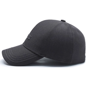 Cappellino da baseball grigio scuro con logo in metallo laterale e visiera rinforzata