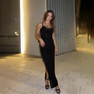 Abito lungo sexy nero con spacco in pizzo, scollo a V e schiena scoperta in raso