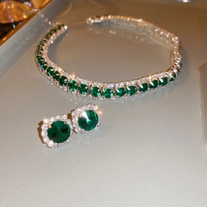 Nahaufnahme eines Vintage-Schmucksets mit Smaragd und Diamanten, Halskette und Ohrringe
