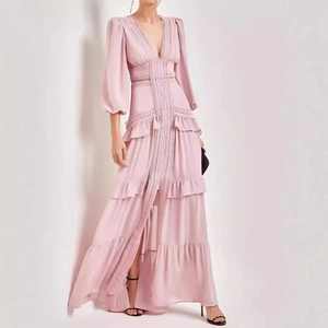Detail des rosa V-Ausschnitt-Kleides mit zarter Spitze und gestuftem Falten-Design