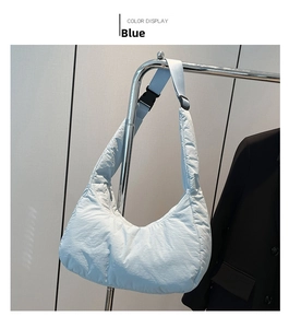 Détail du sac bandoulière matelassé bleu clair avec sangle réglable et surface en nylon