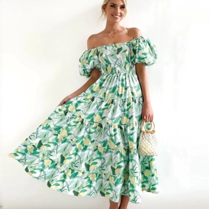 Vestido bohemio con hombros descubiertos, estampado floral verde y amarillo y falda de capas