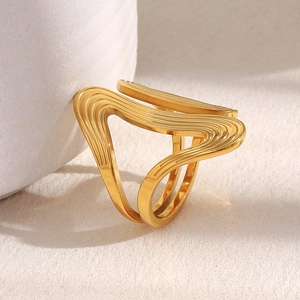 Bague irrégulière plaquée or 18 carats avec vagues et texture géométrique striée