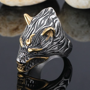 Wikinger Wolfskopf Ring für Herren aus Edelstahl in Silber-Gold Optik mit Reliefstruktur