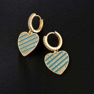 Orecchini a cuore in oro 18K con smalto blu e zirconi su sfondo nero strutturato