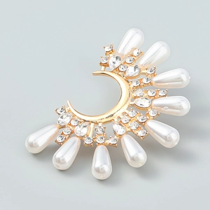 Detailaufnahme der halbmondförmigen Blumenohrringe mit Perlen und Strass in Goldoptik