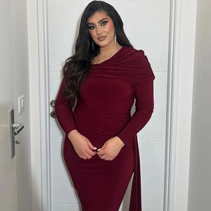 Vue détaillée d'une robe moulante rouge foncé avec taille froncée et style épaule dénudée