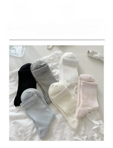 Vue détaillée de six couleurs de chaussettes montantes en coton côtelé doux et souple