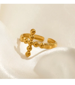 Makro-Detail des verstellbaren offenen Rings aus Goldstahl mit Perlenkreuz-Design