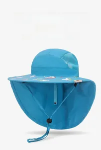 Détail du chapeau de soleil bleu pour enfants avec protège-nuque et maille respirante