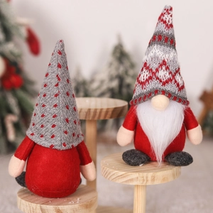 Set di due gnomi natalizi nordici con cappelli rossi lavorati a maglia e lunghe barbe bianche